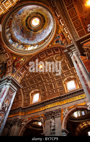 L'intérieur du Vatican plafond orné avec le dôme de la Basilique Saint-Pierre Rome Italie Banque D'Images