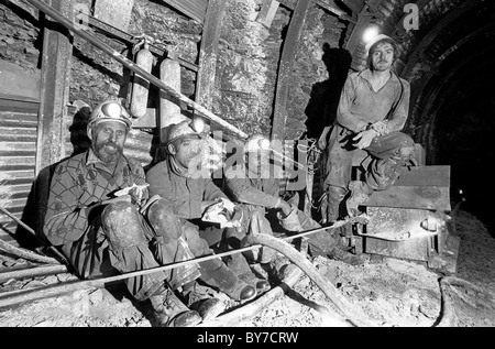 Les mineurs de charbon mangent leur déjeuner sous terre à la mine de charbon Granville Telford Shropshire England UK 1974 PHOTO DE DAVID BAGNALL Coal Miner Mineurs mines Royaume-Uni Banque D'Images