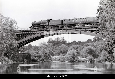 Hagley Hall sur la locomotive à vapeur Severn Valley Railway pont Victoria à Arley Banque D'Images