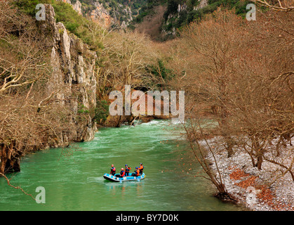 Rafting dans la rivière Voidomatis, préfecture de Ioannina, l'Épire, Grèce Banque D'Images