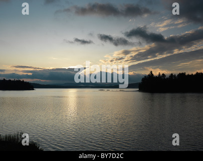 Le Lac de Deux Rivières à l'aube de l'automne nature paysage. Le Parc Provincial Algonquin, en Ontario, Canada. Banque D'Images