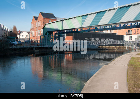 Le bleu et le vert utilisés par l'artiste à transformer les East Midlands Electricity Board (EMEB) pont sur le canal de Coventry. L'Angleterre. Banque D'Images