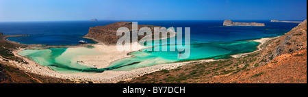 Balos Beach sur la côte de l'île de Crète norhwest, dans la préfecture de Chania, Grèce. Vue panoramique (3 photos) cousu. Banque D'Images