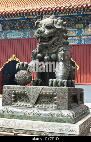 L'Asie, Chine, Pékin. Sculpture en bronze de l'homme lion, l'un des gardien impérial traditionnel bouddhiste tibétain paire et Temple des Lamas. Banque D'Images