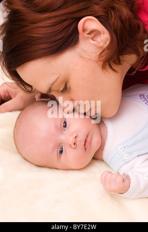 Bébé garçon, 1 mois, avec la mère, 29 ans Banque D'Images