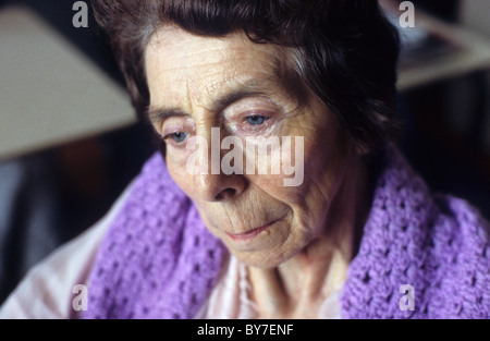 Portrait d'une femme âgée pensionné patient portant un châle en crochet mauve assis dans un hôpital du NHS UK KATHY DEWITT Banque D'Images