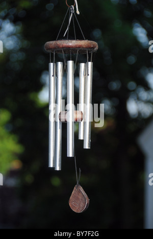 Un carillon à vent isolés contre un arrière-plan naturel Banque D'Images
