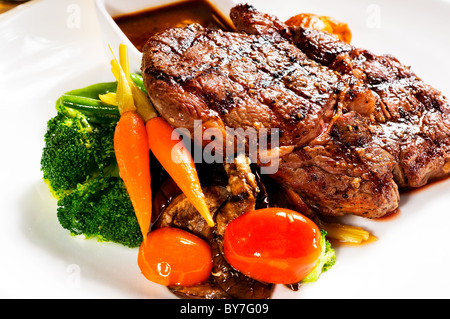 Faux-frais grillé steak avec brocoli carotte,et tomates cerises sur le côté Banque D'Images