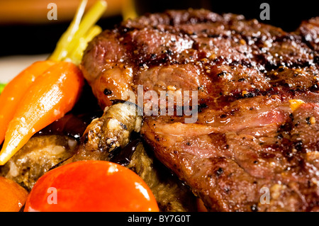 Faux-frais grillé steak avec brocoli carotte,et tomates cerises sur le côté Banque D'Images