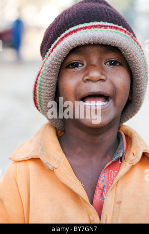 Happy young Indian street boy wearing a woolly hat portrait. L'Andhra Pradesh, Inde Banque D'Images