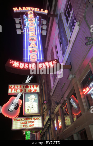 Tennessee Nashville, Music City USA, centre-ville, Lower Broadway, strip, néon, panneau, Ernest Tubb Record Shop, Crossroads, salon, tonk honky, soirée nocturne, TN Banque D'Images