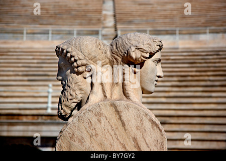 Une "double" statue d'un ancien athlète et un jeune athlète au stade Panathénaïque, également connu sous le nom de 'Kallimarmarmaro', Athènes Banque D'Images