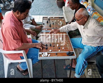 Makruk traditionnel thaï est un jeu d'échecs comme ici se joue sur un trottoir. S. E. Asie Thaïlande Banque D'Images