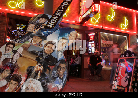 Tennessee Nashville, Music City USA, centre-ville, Lower Broadway, strip, néon, panneau, tonicité honky, rue, trottoir, Legends Corner, musique country, GuitarTown Pr Banque D'Images