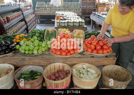 Nashville Tennessee,marché agricole de Nashville,production,locale,légumes,frais,tomates,tomates,aubergines,courgettes,concombres,pommes de terre Banque D'Images