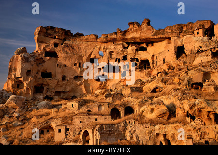 Cappadoce, Turquie. L'ancienne habitation troglodytique règlement de Cavusin, où vous pouvez voir la plus ancienne église de roche dans la région. Banque D'Images