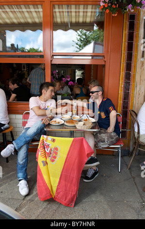 Les fans de football espagnol dîner dans Columbia Road, Hackney dans l'Est de Londres avant la finale de la Coupe du monde Juillet 2010 Banque D'Images