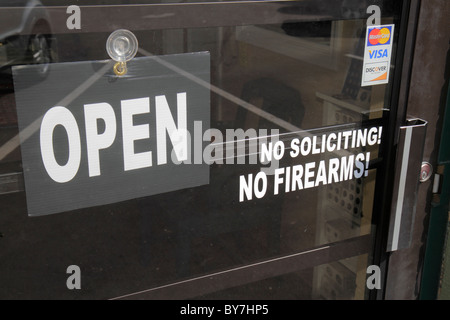 Tennessee Nashville,porte,entrée,avant,panneau d'avertissement,ouvert,visa,pas de sollicitation,pas d'armes à feu,TN1011031 Banque D'Images