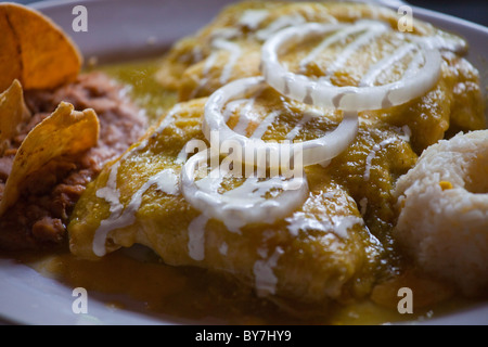 Les enchiladas verde ou green chili les enchiladas au poulet à La Parrilla Restaurant à Cancun, Mexique Banque D'Images