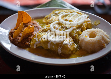 Les enchiladas verde ou green chili les enchiladas au poulet à La Parrilla Restaurant à Cancun, Mexique Banque D'Images