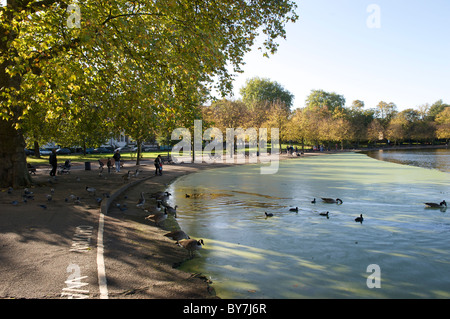 Le parc Victoria, Londres, avec son café et le lac Pavilion Banque D'Images