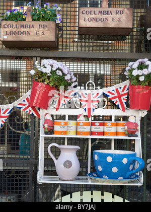 Shop avant a Dimanche Jour de marché aux fleurs sur Columbia Road, London est de Londres. Banque D'Images