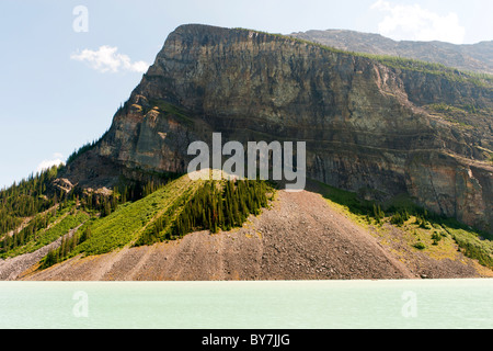 Montagne Fairview et moraine à Lake Louise, dans le parc national Banff, dans les Rocheuses canadiennes, Alberta, Canada Banque D'Images