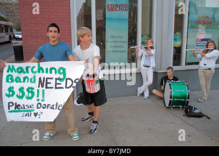 Tennessee Nashville,Broadway,rue,trottoir,garçon garçons garçons enfants filles,adolescent adolescents adolescents adolescents adolescents adolescents adolescents, étudiants groupe de marche,mus Banque D'Images