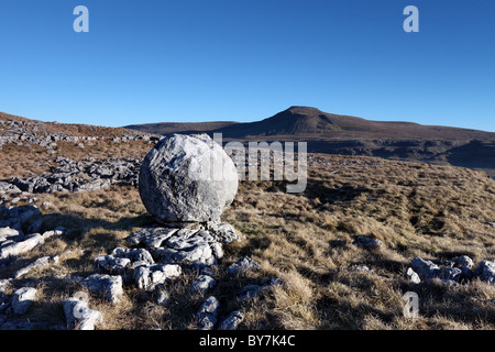 Boulder erratique et la montagne d'Ingleborough de Twisleton scars Yorkshire Dales Royaume-Uni Banque D'Images