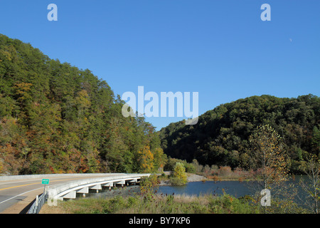 Tennessee,TN,Sud,Cherokee National Forest,eau de ruisseau graisseux,ministère de l'Agriculture,territoire fédéral,arbres,ressource gérée,pont,chaussée,ciel bleu,v Banque D'Images