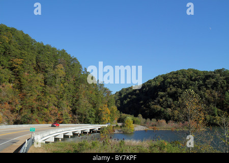 Tennessee,TN,Sud,Cherokee National Forest,eau de ruisseau graisseux,ministère de l'Agriculture,territoire fédéral,arbres,ressource gérée,pont,chaussée,ciel bleu,r Banque D'Images