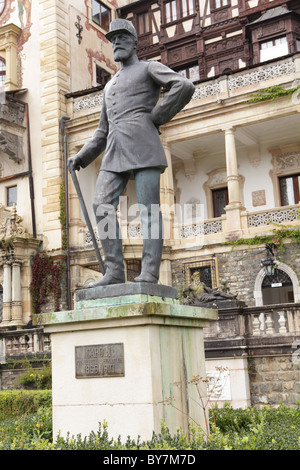 Statue du Roi Carol I de Roumanie en face du château de Peles Banque D'Images