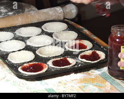 Faire des tartelettes à la confiture, UK Banque D'Images