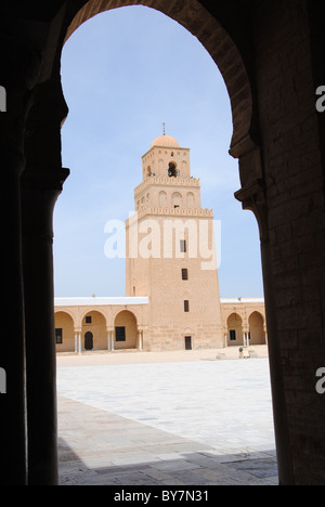 Vue intérieure de la grande mosquée de Kairouan. Considéré comme le quatrième lieu saint de l'Islam et la plus ancienne mosquée en Afrique du Nord Banque D'Images