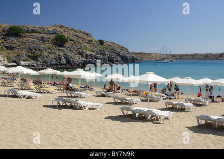 Plage le long de la baie principale, Lindos, Rhodes, Dodécanèse, Grèce Banque D'Images