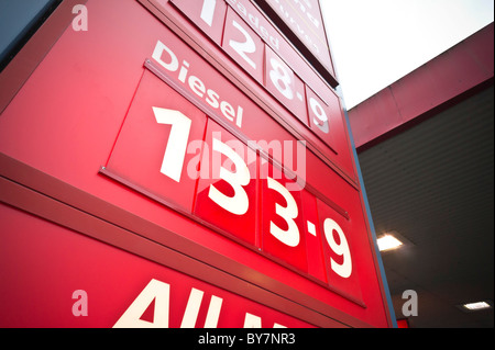 Les automobilistes voyant rouge - les prix élevés du carburant à la pompe, la Grande-Bretagne, Janvier 2011 Banque D'Images