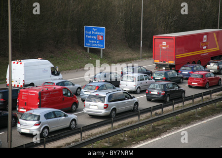 La congestion sur l'autoroute M1 Junction 24 Banque D'Images