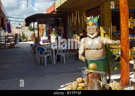 Maya en bois man chopping Coco bar extérieur, Costa Maya, Région de l'Est du Sud, le Mexique, les Caraïbes. Banque D'Images