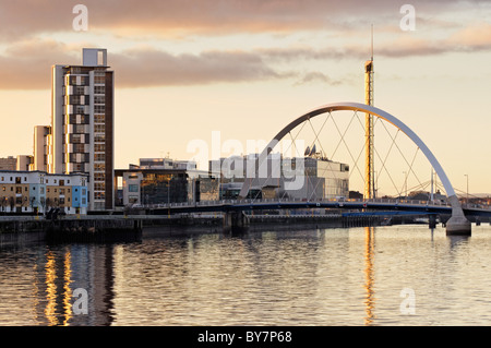 Le Clyde Arc Pont sur la rivière Clyde et la Tour de Glasgow, Glasgow, Ecosse, Royaume-Uni. Banque D'Images