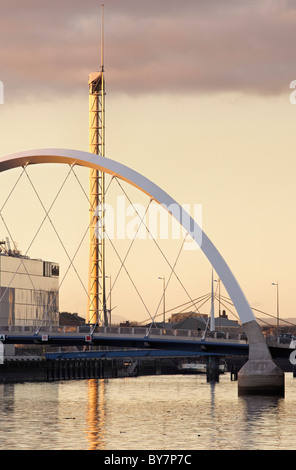 Le Clyde Arc Pont sur la rivière Clyde et la Tour de Glasgow, Glasgow, Ecosse, Royaume-Uni. Banque D'Images