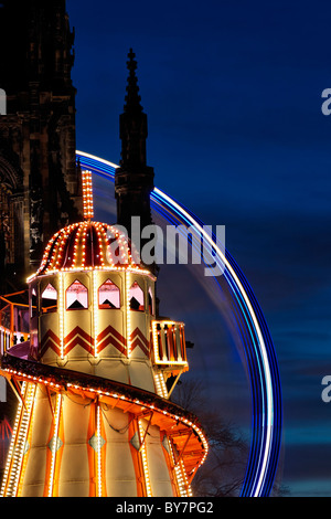 Helter Skelter en face du Scott Monument, Édimbourg, Écosse, Royaume-Uni. Banque D'Images