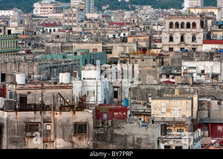 Cuba, La Havane. Toits du centre de La Havane. Banque D'Images