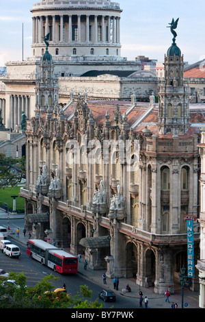 Cuba, La Havane. Théâtre national de bâtiment conçu par l'architecte belge Paul Belau. Sculpture par le sculpteur Giuseppe Moretti Banque D'Images