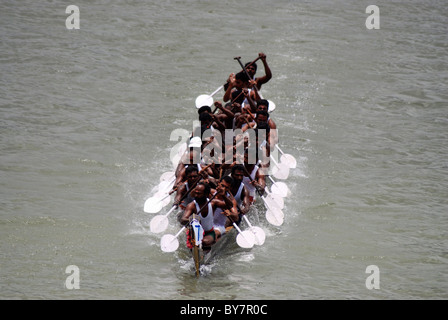 Vallam kali, également connu sous le nom de snake boat race pendant onam célébrations dans le Kerala, Inde Banque D'Images