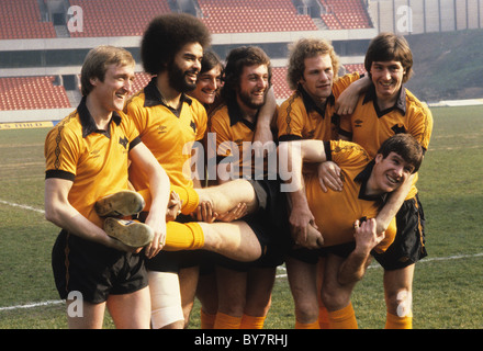 Joueurs finaux de la coupe de la Ligue des loups LtoR Derek Parkin, George Berry, Kenny Hibbitt, Peter Daniel, Andy Gray, John Richards Holding Emlyn Hughes. Wolverhampton Wanderers footballeurs club de football 1980 Banque D'Images