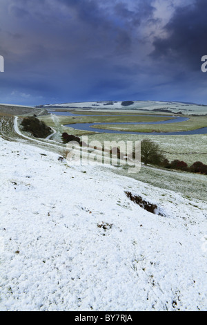 Nuages de neige recueillir plus de la Cuckmere Valley, Exceat Nr Eastbourne, East Sussex, Angleterre. Banque D'Images