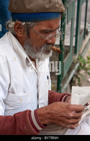 Cuba, La Havane. Homme barbu à mâcher sur un cigare. Banque D'Images