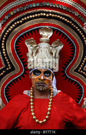 Theyyam dancer traditionnel avec des costumes colorés d'un festival dans le Kerala, Inde Banque D'Images