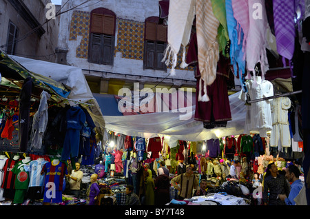 Labyrinthe encombré de vêtements et commerçants dans l'ancienne Médina de Casablanca Maroc Afrique du Nord Banque D'Images