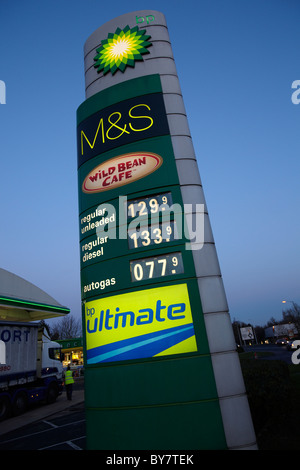 Les prix des carburants affichés sur un garage BP avant-cour Banque D'Images
